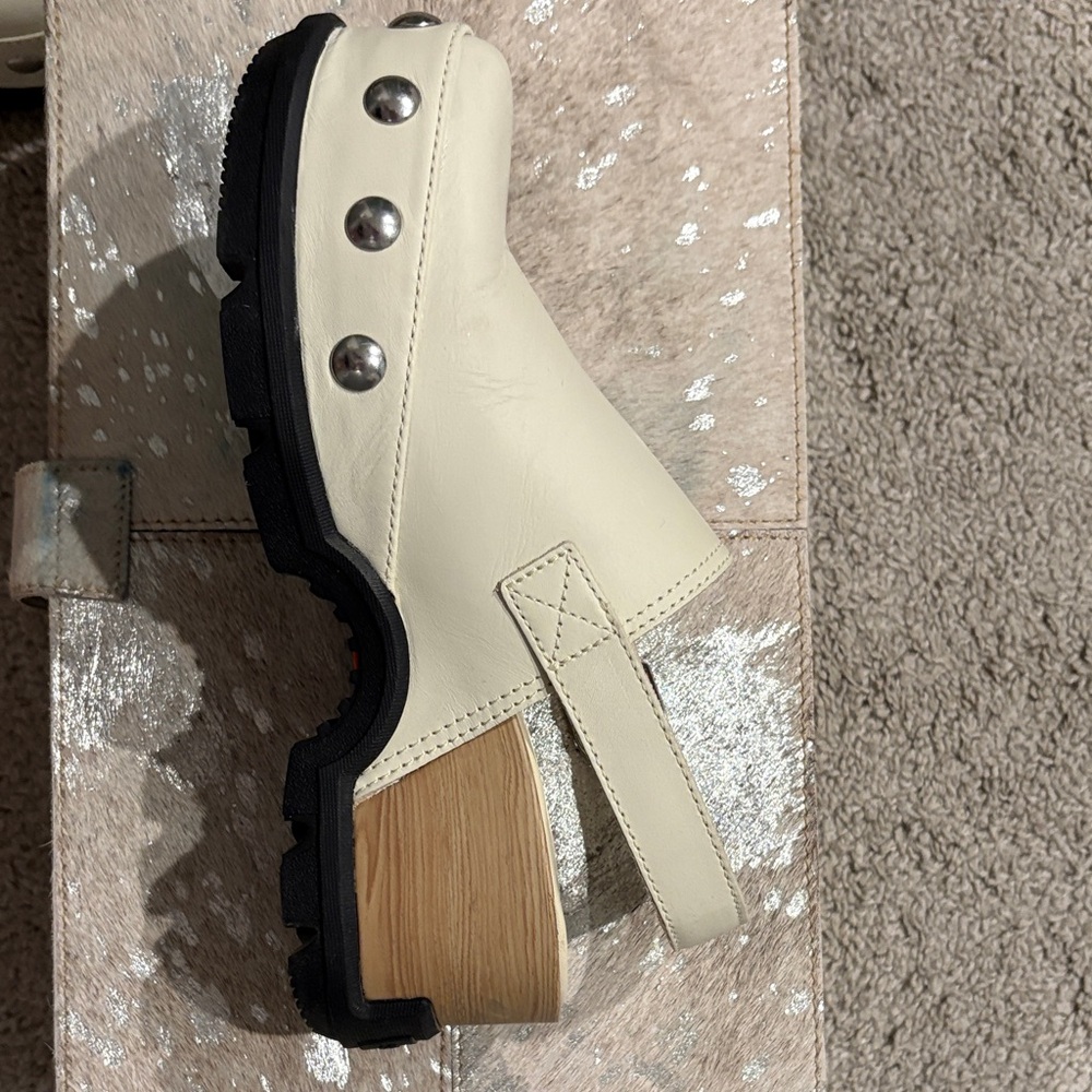 SOREL Genuine Leather Cream Off-white Clogs Nailhead Trim Size 8.5 EUC - Picture 3 of 4